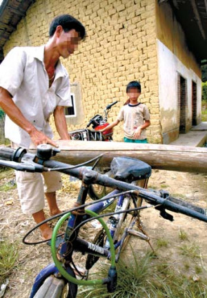 对于小学生来说，运送数十到上百公斤的木柴是一件 ...