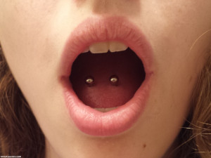 Tatuajes Piercings Doble piercing en la lengua