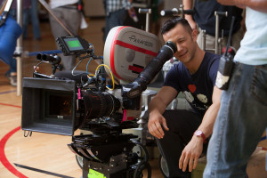 Don Jon': Joseph Gordon-Levitt Charms Scarlett Johansson, Pumps Iron ...