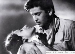 Raj_KApoor_Nargis_in_Barsaat_1949_-_www.filmkailm.com