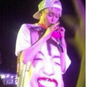Photo de Miley Cyrus met le string d'une fan dans sa bouche en plein ...