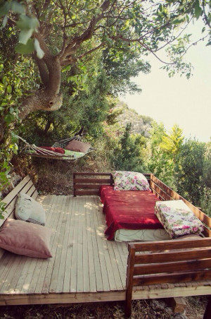 Sleep in a tree house