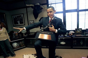 Barack Obama struck a “Heisman” pose last week while holding Earl ...