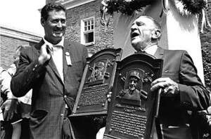 Casey Stengel (r.) with Ted Williams (l.)