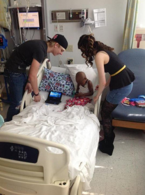 Ross Lynch e Laura Marano visitam hospital para crianças no Tenessee