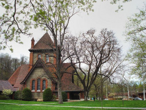 The beautiful All Souls Cathedral in Biltmore Village ... the grounds ...