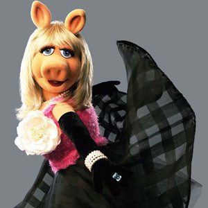 豬小妹的穿著也從很不時尚的怪粉紅洋裝到PARDA