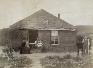 Pioneer Homes of the 1800s | Photograph:Pioneers on the prairies built ...