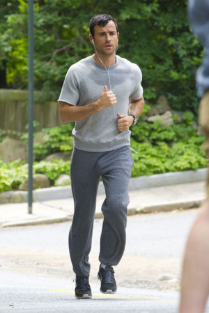 Justin Theroux opens up about his “flopping package”