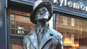 Brendan Behan Statue in Dublin City Centre Phil Lynott Statue in ...