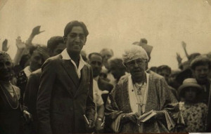 Krishnamurti and Annie Besant in 1926.