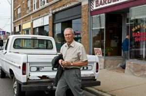 Clint Eastwood è Walt Kowalski nel film Gran Torino