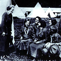 ... 洛夫人 ( Juliette Gordon Low ) 及美国女童军代表， 1920 年