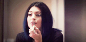 kylie-jenner-applying-lipstick-lip-liner-gif