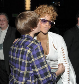 Justin Bieber kissing Rihanna