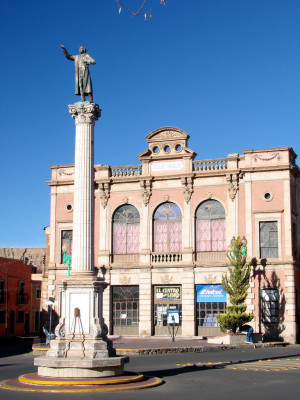 Teatro Hidalgo donde comienza la avenida Independencia