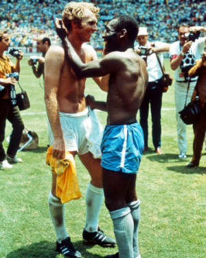 Bobby Moore meets the greatest player in the world at Mexico '70