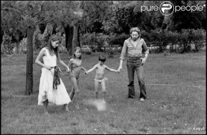 Serge Gainsbourg et Jane Birkin jouant avec Kate et Charlotte à Saint ...