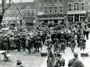 Tennessee National Guard troops stand between a crowd and Bedford ...