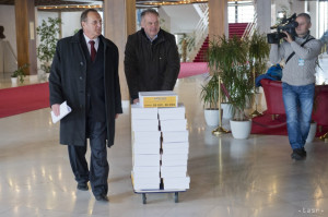 Andrej Kiska odovzdal podpisy