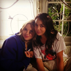 PLL 5x18 Mona and Hanna behind the scenes