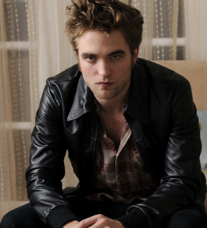 Aldatıldığını öğrendikten evi terk eden Robert Pattinson ...