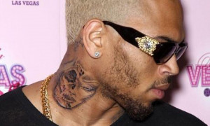 Photo de Chris Brown : Nouveau tatouage sur le cou, mais pas de ...
