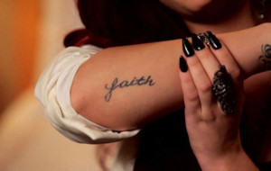 Demi Lovato faz uma nova tatuagem! Ao todo, são 13 “rabiscos” no ...