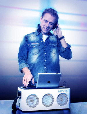 Platine M1X-DJ : Philips surfe sur la vague du Home DJing