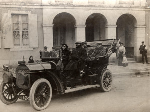 File:Alfred Harmsworth, 1st Viscount Northcliffe in his car with three ...