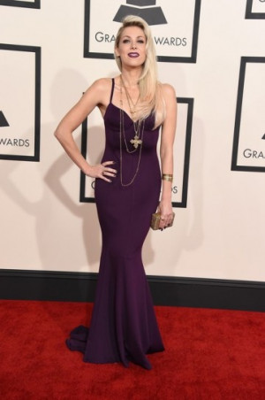 Bonnie McKee En La Alfombra Roja De Los Grammy 2015