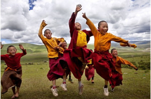 ... Tibetan monks playing on the grassland. (Photo/China Tibet Online