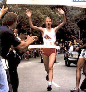 Grete Waitz sets a world record winning the L’Eggs Mini Marathon in ...