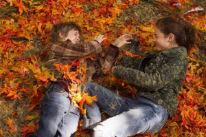 ... Rush giocano tra le foglie d'autunno in The Odd Life of Timothy Green