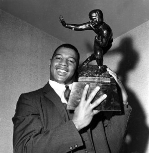 Photo Syracuse halfback Ernie Davis holds the Heisman Memorial Trophy ...