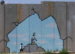 Un niño jugando en el muro de Ramallah, 2005.