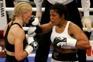 photo U.S. boxer Laila Ali (R), daughter of boxing legend Muhammad Ali ...