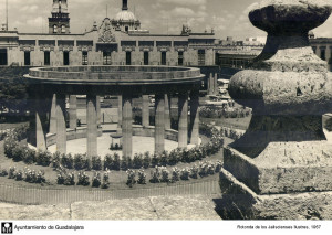 ingresando los restos de Ramon Corona.