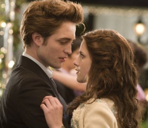 Kristen Stewart Embarrasses Robert Pattinson With Public Apology