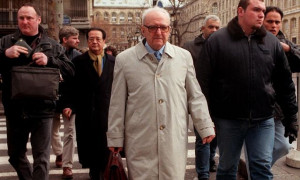 ... mit seinem Anwalt Jacques Vergès und Bodyguard vor dem Prozess 1998