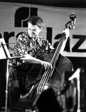 double bassist 美國 的 charlie haden 1990 年 照片 年 53 歲