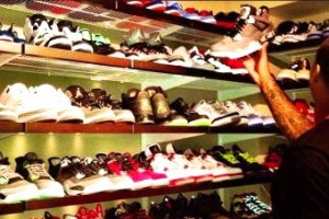 Knicks' Carmelo Anthony Shows off Massive Shoe Closet