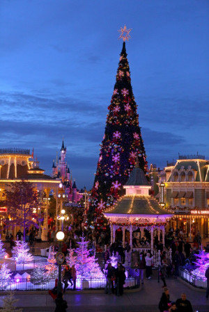 Thread: Disneyland Paris Offers Up a ‘Frozen’ Holiday Celebration