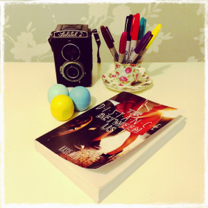 Kasie West : THE DISTANCE BETWEEN US