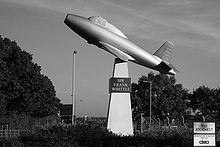 Monumento a Frank Whittle con la riproduzione di un Gloster E28/39.