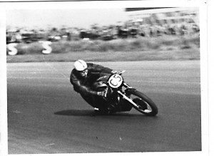 saw hanging off was john surtees surtees early 1950 s