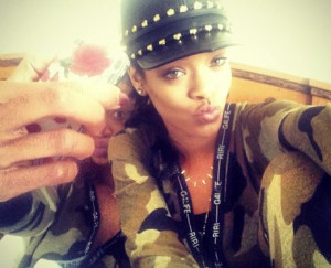 Rihanna Shares One Of Her Trademark Selfies | Capital SnapStars (30