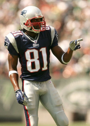 Randy Moss wants to play again! He looks great in that Pats jersey!
