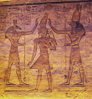 Seth (Esquerda) e Hórus (Direita), adorando Ramsés II em um pequeno ...