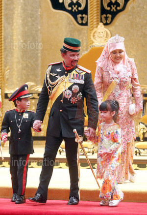 HM Sultan Hassanal Bolkiah Muizzaddin Waddaulah, HM Queen Saleha, HRH ...